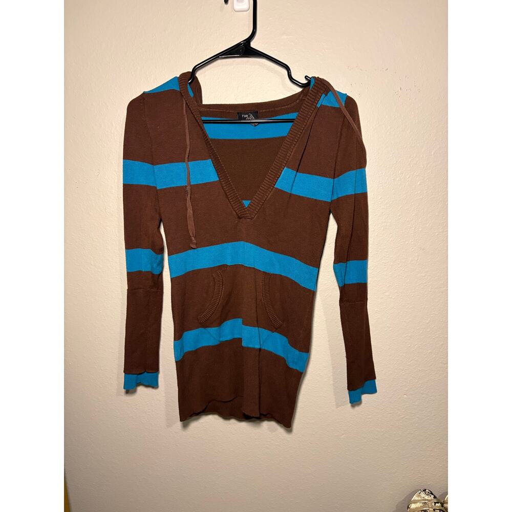 2000's Rue 21 long sleeve with hood